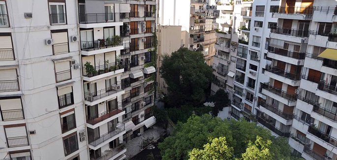 Ser células de transformación en un edificio de ciudad