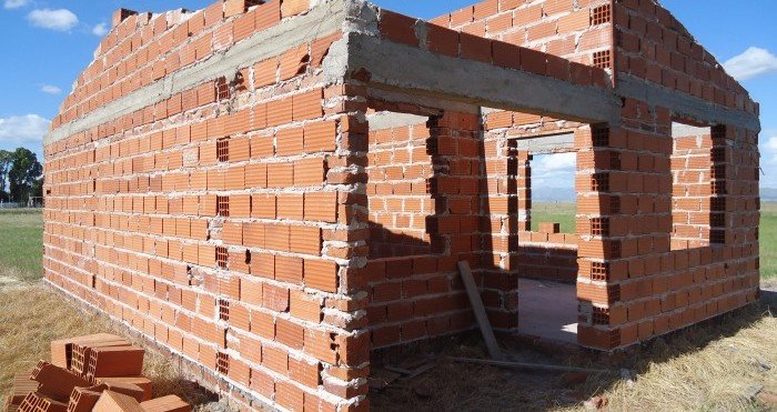 Una casa para la viuda y sus hijos