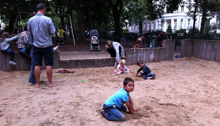 En la plaza con los niños